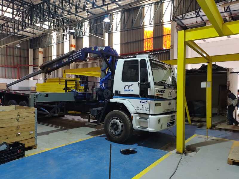 Mezanino e escada em estrutura metálica com 140m²